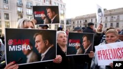  Поддръжници на някогашния грузински президент Михаил Саакашвили на протест пред постройката на държавното управление в Тбилиси, Грузия, 4 януари 2023 година На този ден демонстрации в поддръжка на някогашния грузински президент се организираха в десетки градове по света с претенции той да бъде изместен в болница в чужбина. 