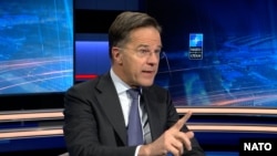 د ناټو مشر مارک رته د نومبر پر ۲۴مه د مشال راډيو له مرکزي څانګې سره د مرکې پر مهال.