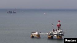 Нафтовидобувні платформи «Лукойл-Нижневолжскнефть» в Каспійському морі, архівне фото