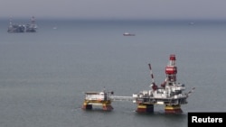 Російські нафтові платтформи та кораблі в Каспійському морі 