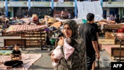 UNRWA transmite că adăposturile supraaglomerate sunt un risc pentru sănătatea refugiaților din Gaza.