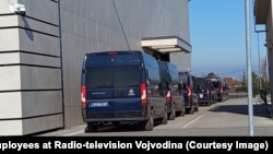 Policijska vozila ispred zgrade Radio-televizije Vojvodine vide se na fotografijama koje su medijima dostavili sindikati pokrajinskog javnog servisa.