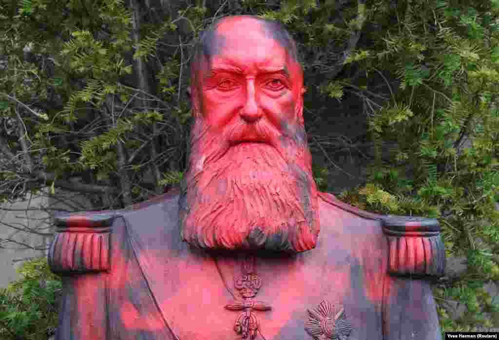 O statuie a fostului rege belgian Leopold al II-lea vopsită cu graffiti, în parcul Muzeului Africii, în Tervuren, lângă Bruxelles, Belgia, pe 9 iunie 2020.