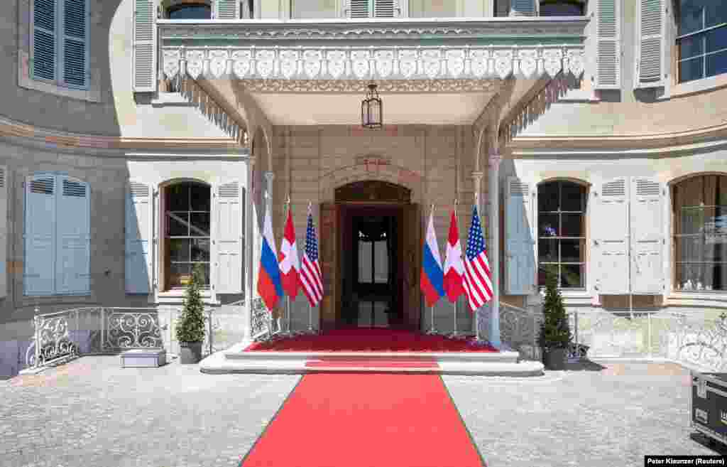 Флаги США, России и Швейцарии при входе в виллу Ла Гранж