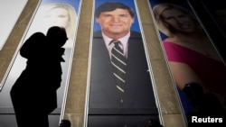 Prezentatorul vedetă al Fox News, Tucker Carlson, pe fațada sediului din New York al rețelei media. Tucker Carlson tocmai s-a întors din Ungaria, unde presa oficială a cenzurat parte din interviul său cu Viktor Orbán.