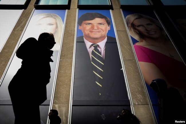 Pomotivni poster Fox Newsa sa likom Tuckera Carlsona u New Yorku, mart 2019.