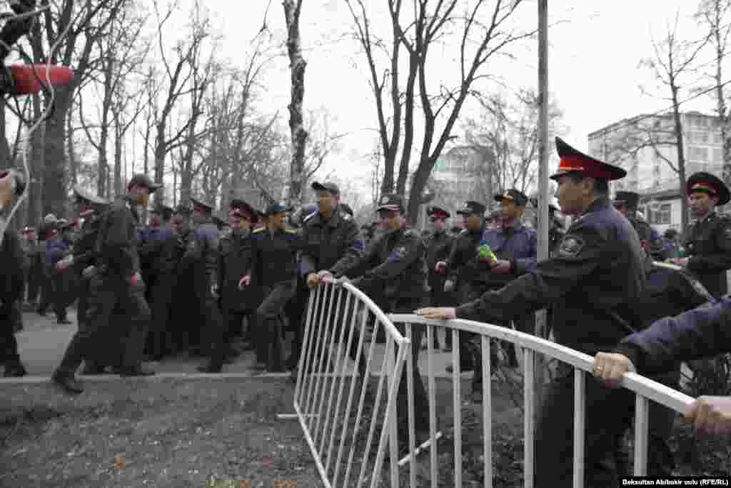 Митингчилер милиция кызматкерлери менен тирешип, аларды жарып өтүп имаратка кирүүгө аракеттенди.