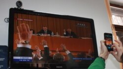 Депутати з більшості голосують на засіданні парламенту, яке проводять на Банковій