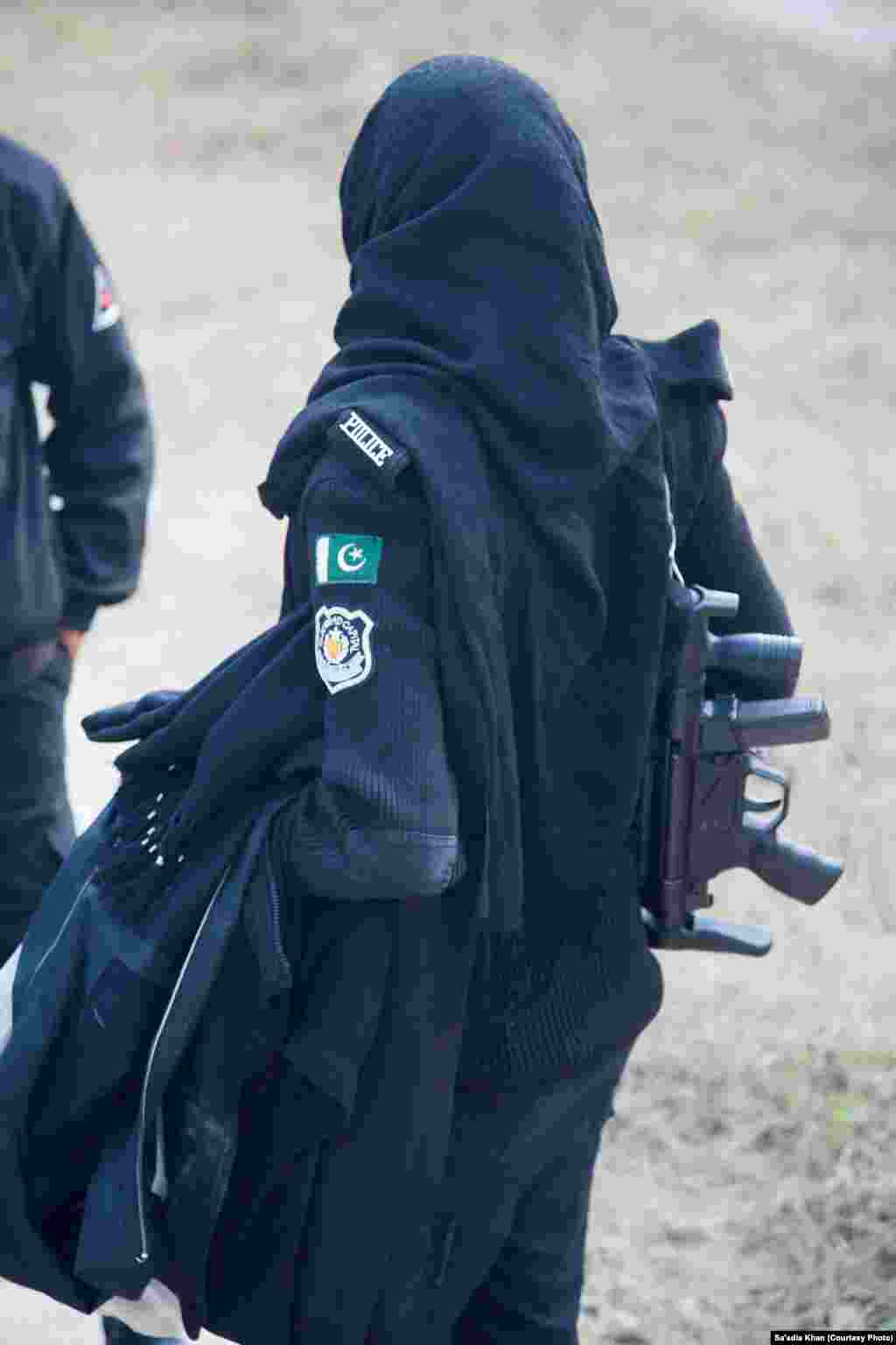 A female commando preparing to leave after a day&#39;s work.