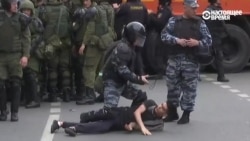 На митинге в Москве задержали подростка (видео)