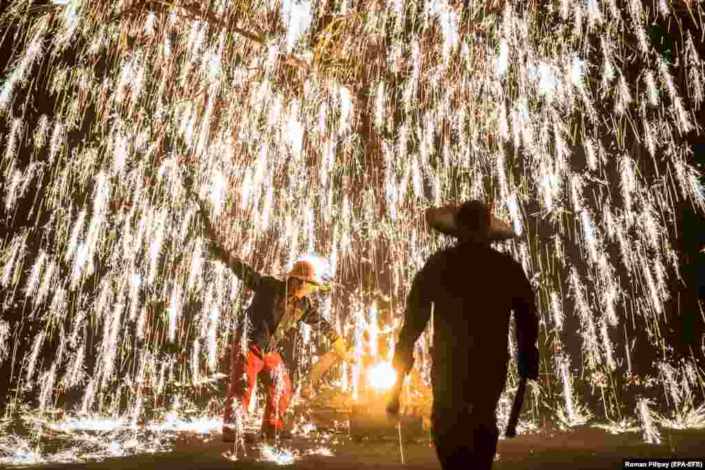 Artists perform with molten metal near the Badaling Great Wall, in the Yanqing district of Beijing, China. (epa-EFE/Roman Pilipey)