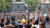 Zemlju potresaju višenedeljni protesti otkako je vojska preuzela vlast i pritvorila ključne vođe u puču izvedenom 1. februara kada su svrgnuti i pritvoreni visoki vladini čelnici, uključujući Aung San Suu Kyi, a nemiri su sve intenzivniji.