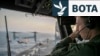 Një zyrtar i marinës amerikane mbikëqyr operacionet nga bordi i aeroplanmbajtësit USS Tripoli në Detin Arabik. Fotografi ilustruese nga arkivi. 