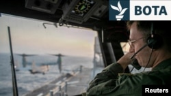 Një zyrtar i marinës amerikane mbikëqyr operacionet nga bordi i aeroplanmbajtësit USS Tripoli në Detin Arabik. Fotografi ilustruese nga arkivi. 