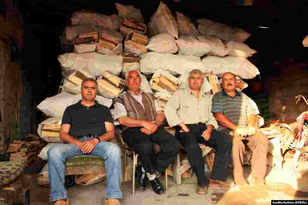 Ailəlikcə odun ticarəti ilə məşğul olan başqa Qars sakinləri. Qrupun ən cavanı Müzəffər bəy bir az ehtiyatlı danışır. O , deyir ki, əslində gözləntilərimiz çox yüksəkdir, elə düşünürük ki, bizə bu qatarlarda var-dövlət gələcək. Amma bunu görmədikdə narahat olacağıq. Gözləntilərimizi azaltmalıyıq. Müzəffər bəy deyir ki, sözsüz yerli əhali də xeyir götürəcək, amma bu reyslərdə əsasən yüklər daşınacaq Bakıda İstanbula.