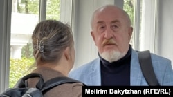 "Гиперборей" YouTube арнасының авторы журналист Вадим Борейко (оң жақта) сот ғимаратында тұр. Алматы, 19 мамыр, 2026 жыл.