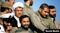 علی شمخانی همراه محسن رفیقدوست، کمال خرازی و علی صیادشیرازی در یکی از بازدیدهای اکبر هاشمی رفسنجانی از جبهههای جنگ ایران و عراق در اواسط دههٔ ۶۰ خورشیدی