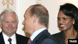 Владимир Путин приветствует Кондолизу Райс и Роберта Гейтса в Москве