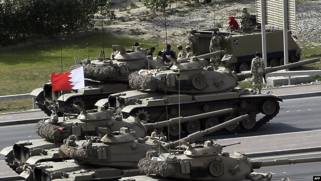 Bəhreyndə tanklar paytaxtın baş meydanında mövqe tuturlar, 17 fevral 2011