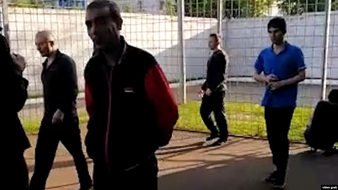 Муҳоҷирони тоҷик дар яке аз боздоштгоҳҳои Русия. Акс аз бойгонӣ
