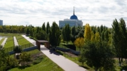 Қазақстан президентінің Астанадағы резиденциясы – Ақорданың айналасын қоршай салынған темір қабырға (Азаттық архивіндегі фото)