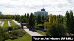 Қазақстан президентінің Астанадағы резиденциясы – Ақорданың айналасын қоршай салынған темір қабырға (Азаттық архивіндегі фото)