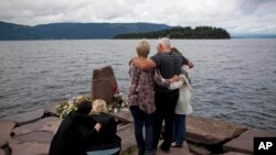Članovi porodice i prijatelji odaju poštu ubijenima u masakru u Norveškoj (jul 2011.)