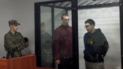 Александр Александров менен Жоомарт Дуулатов Бишкектин Биринчи май райондук сотунда. 17-сентябрь, 2025-жыл.