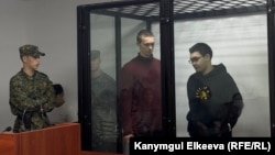Александр Александров менен Жоомарт Дуулатов Бишкектин Биринчи май райондук сотунда. 17-сентябрь, 2025-жыл.