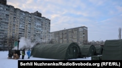 Місцева влада пояснює, що у частині житлових будинків тимчасово обмежили постачання гарячої води для відновлення послуги централізованого опалення 