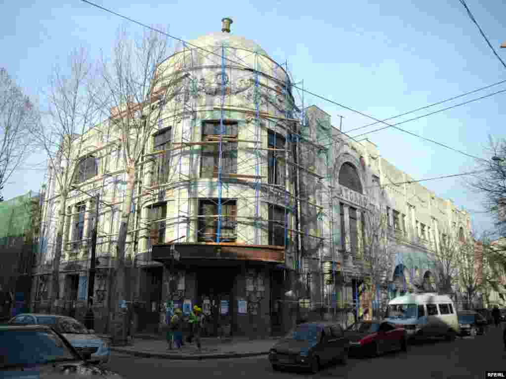 Началось восстановление кинотеатра "Аполо"