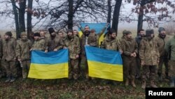 Autoritățile de la Kiev au publicat o fotografie cu prizonierii de război ucraineni, eliberați după un schimb făcut cu Rusia, într-o locație necunoscută. Fotografia a fost publicată pe 14 decembrie 2022.