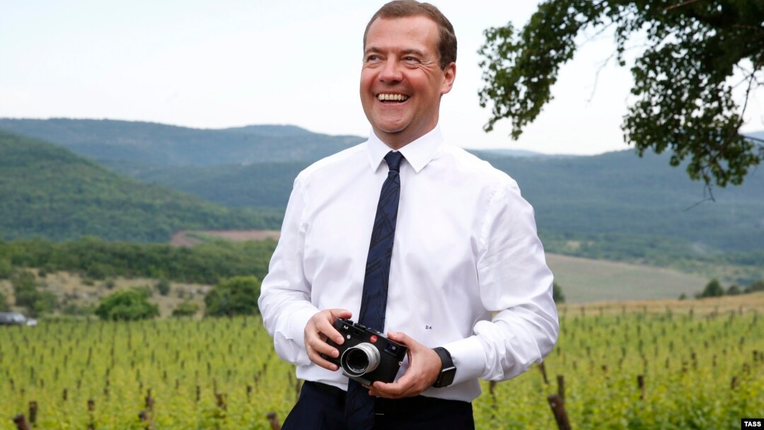 Премьер-министр России Дмитрий Медведев во время посещения сельскохозяйственного производственного кооператива "Терруар" в селе Родное в окрестностях Ялты