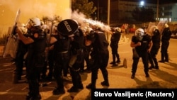 Specijalna policija ispaljuje suzavac ispred stadiona u Podgorici, 24. juni 2020.

