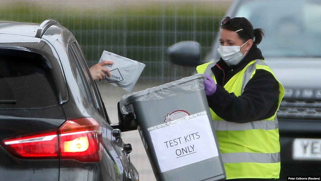 Britanicii predau kit-urile de autotestare către NHS 