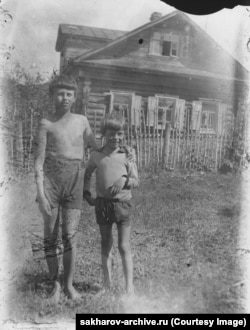 Sakharov (left) and his brother Georgy in the countryside in 1932-33