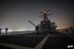 Вайсковы карабель USS Carney з кіраванымі ракетамі праходзіць праз Суэцкі канал 26 лістапада 2023 году. Гэты карабель зьбіў шмат бесьпілётнікаў, запушчаных емэнскімі хусітамі ў Чырвонае мора ў сьнежні 2023