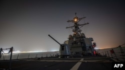 Архивный снимок: Эсминец "Карни" Военно-морских сил США проходит через Суэцкий канал 26 ноября 2023 года. Фото было распространено пресс-службой Пентагона