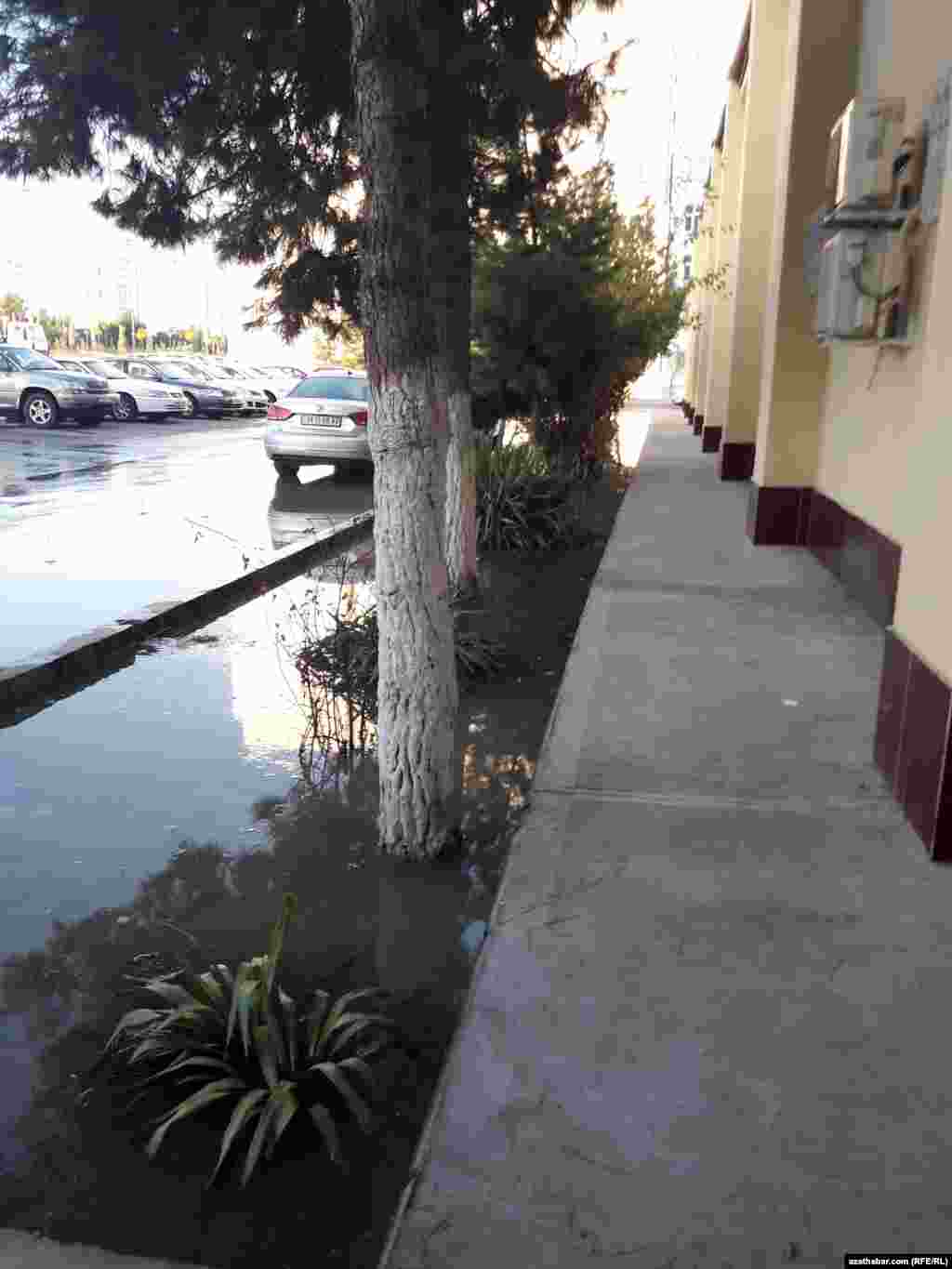 9-njy oktýabrda Aşgabadyň &quot;Parahat&quot; etrapçasynda ýaşaýyş jaýlaryň bir gije-gündizläp suwsuz bolan wagtynda köçelerde suw ýygnandy.