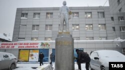 Пам’ятник Леніну в Новосибірську чистять після того, як його обмалювали у синьо-жовте, Росія, 12 грудня 2014 року