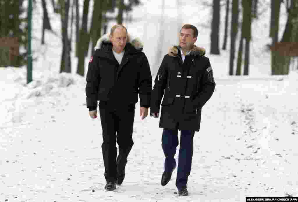 Putin i Medvedev šetaju izvan Moskve 29. februara, 2008. Kada je ograničenje od dva mandata spriječilo Putina da se ponovo kandiduje za predsjednika 2008., on je imenovao Medvedeva, u to vrijeme prvog zamjenika premijera, za svog željenog nasljednika.