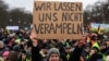Demonstrant drži transparent s izjavom da odbija biti prevaren od strane "Semafora" (Ampel), odnosno koalicije Zelenih, Liberala i Socijaldemokrata tokom protesta poljoprivrednika i vozača kamiona u Berlinu, Njemačka, 15. januara 2024. godine.