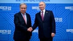 Secretarul general al ONU, Antonio Guterres, dă mâna cu președintele rus Vladimir Putin la summitul de la Kazan, 24 octombrie. 