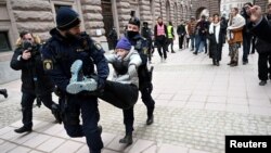 تصویری از برخورد پلیس با گرتا تونبرگ و سایر فعالان محیط‌زیست در سوئد