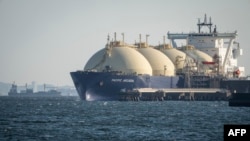 یک نفتکش گاز طبیعی مایع در اسکله کاوازاکی، فروردین ۱۴۰۵