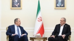 سرگئی لاوروف (چپ) وزیر خارجه روسیه در دیدار هفتم اسفند خود با مسعود پزشکیان، رئیس‌جمهور ایران