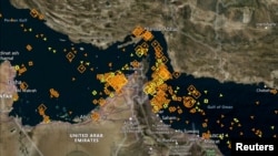 Спутниковая карта Ормузского пролива с обозначением (желтым цветом) всех проходящих в данный момент по нему нефтяных танкеров, ходящих под флагами десятков стран мира