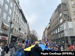 Праворуч тримає 30-метровий прапор України один із організаторів заходу Томаш Пєшинський