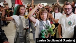 Greta Tunberg među aktivistima Globalne Sumud flotile koji su stigli na aerodrom u Atini posle deportacije iz Izraela, 6. oktobar 2025.