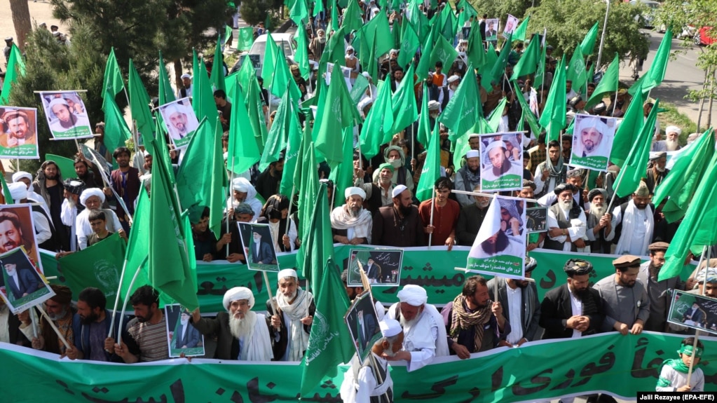 Supporters of Gulbuddin Hekmatyar rally in the Afghan capital, Kabul. (file photo)